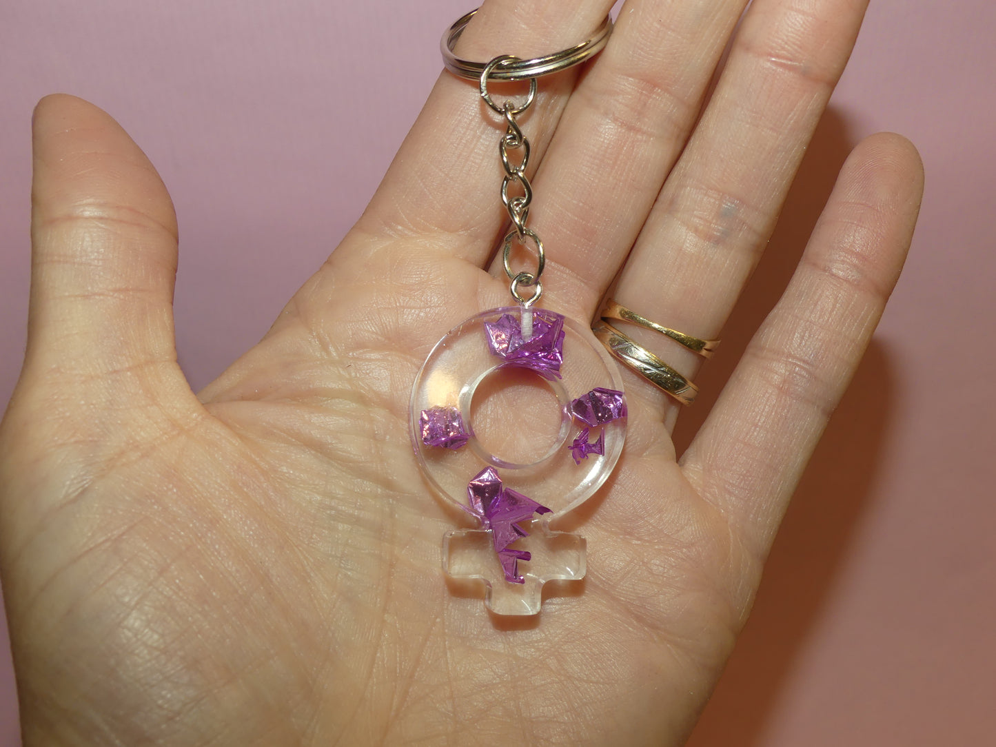 Porte-clefs symbole féminin transparent/feuille d'or violettes