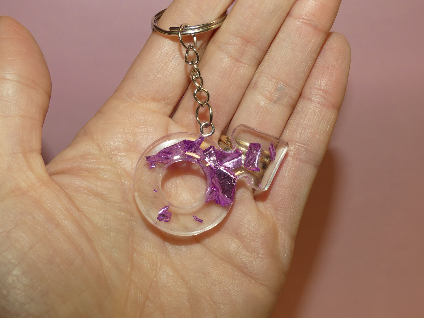 Porte-clefs cœur transparent/feuille d'or violettes