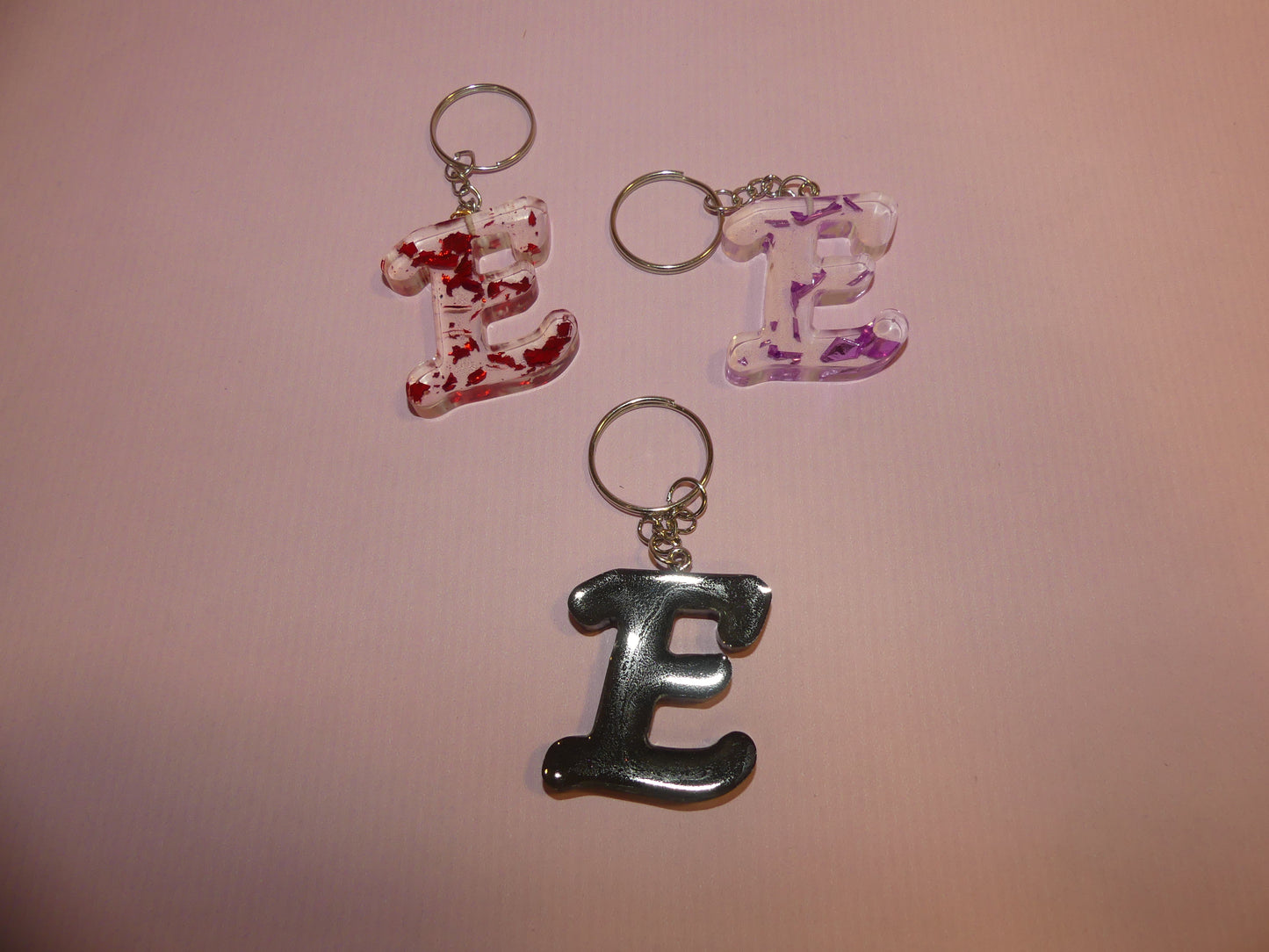 Porte-clefs Alphabet E transparent/feuilles d'or violettes