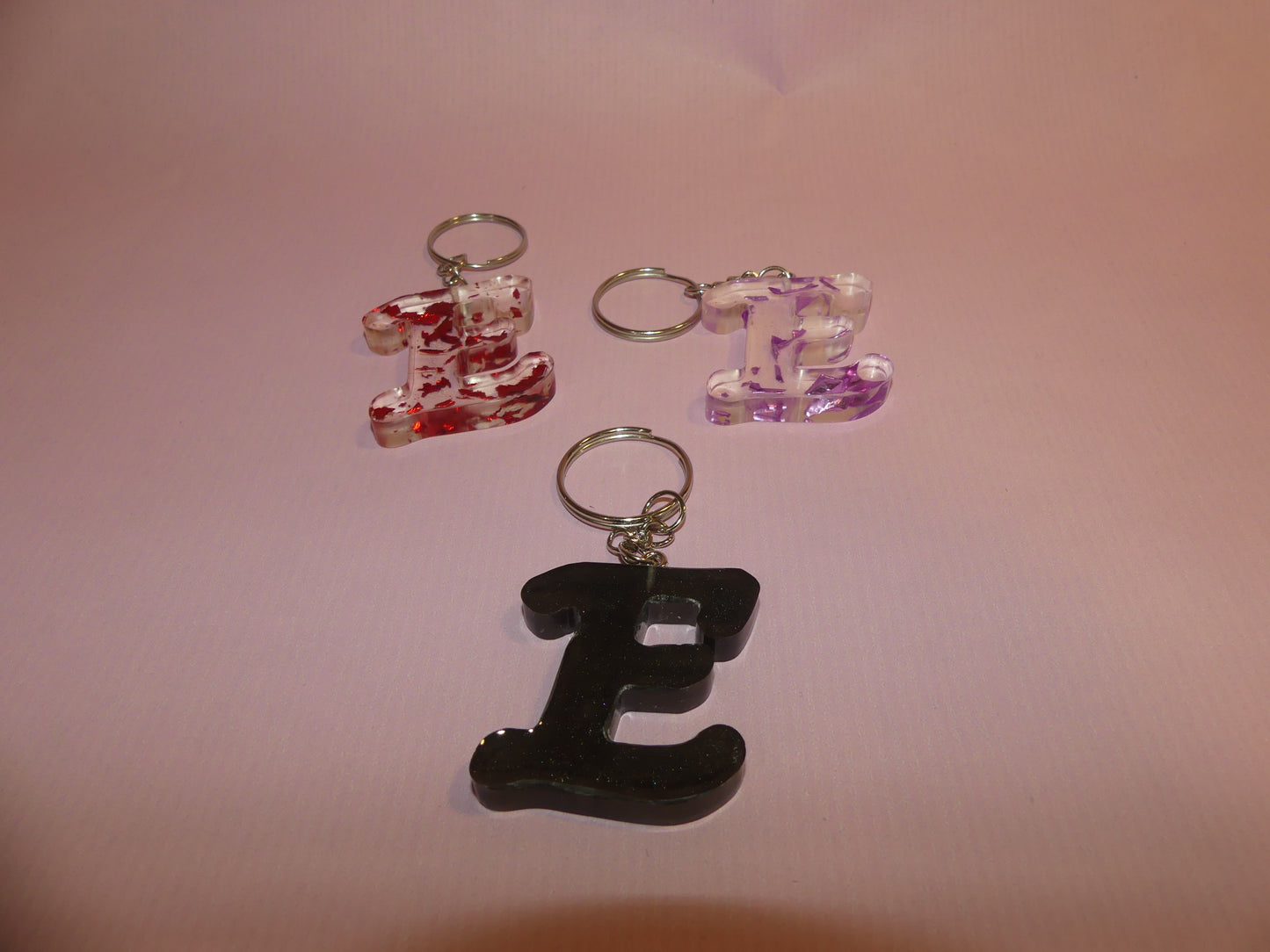 Porte-clefs Alphabet E transparent/feuilles d'or violettes