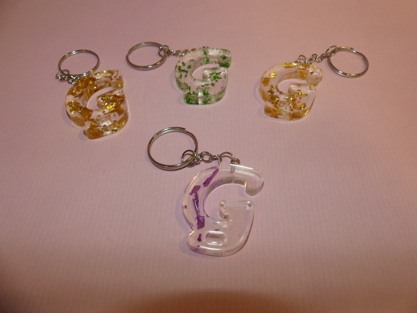 Porte-clefs Alphabet G transparent/feuilles d'or vertes