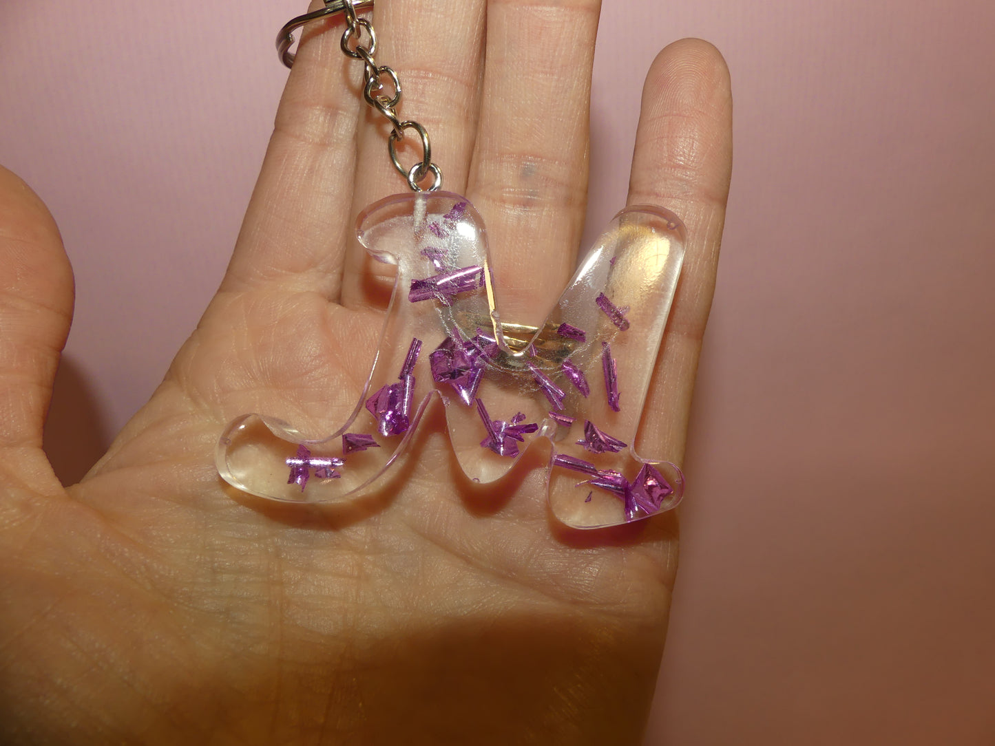 Porte-clefs Alphabet M transparent/feuilles d'or violettes