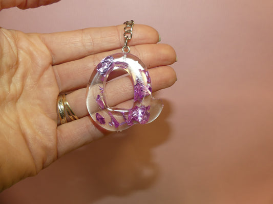 Porte-clefs Alphabet Q transparent/feuilles d'or violettes