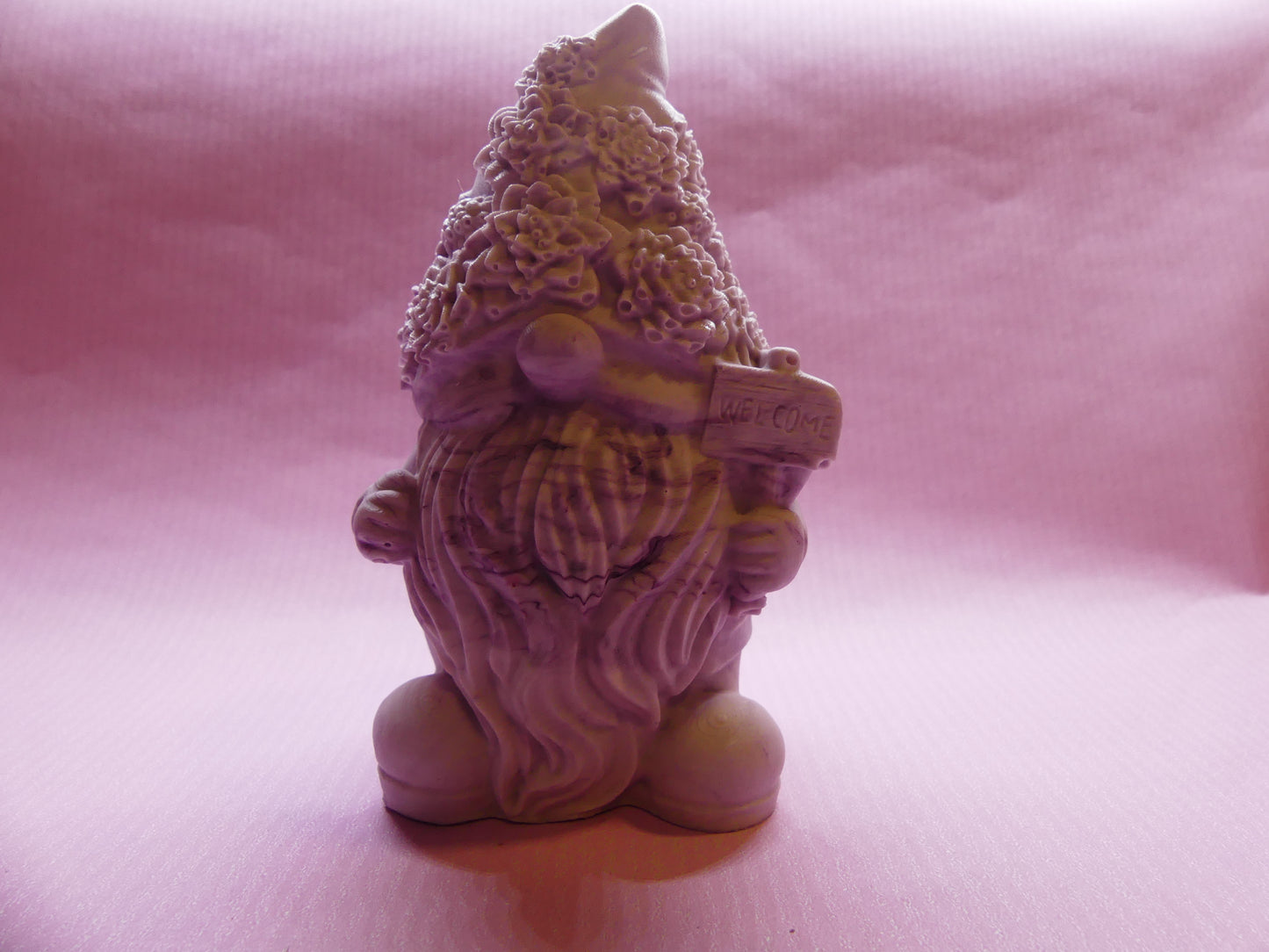 Gnome avec chapeau fleuri marbré violet