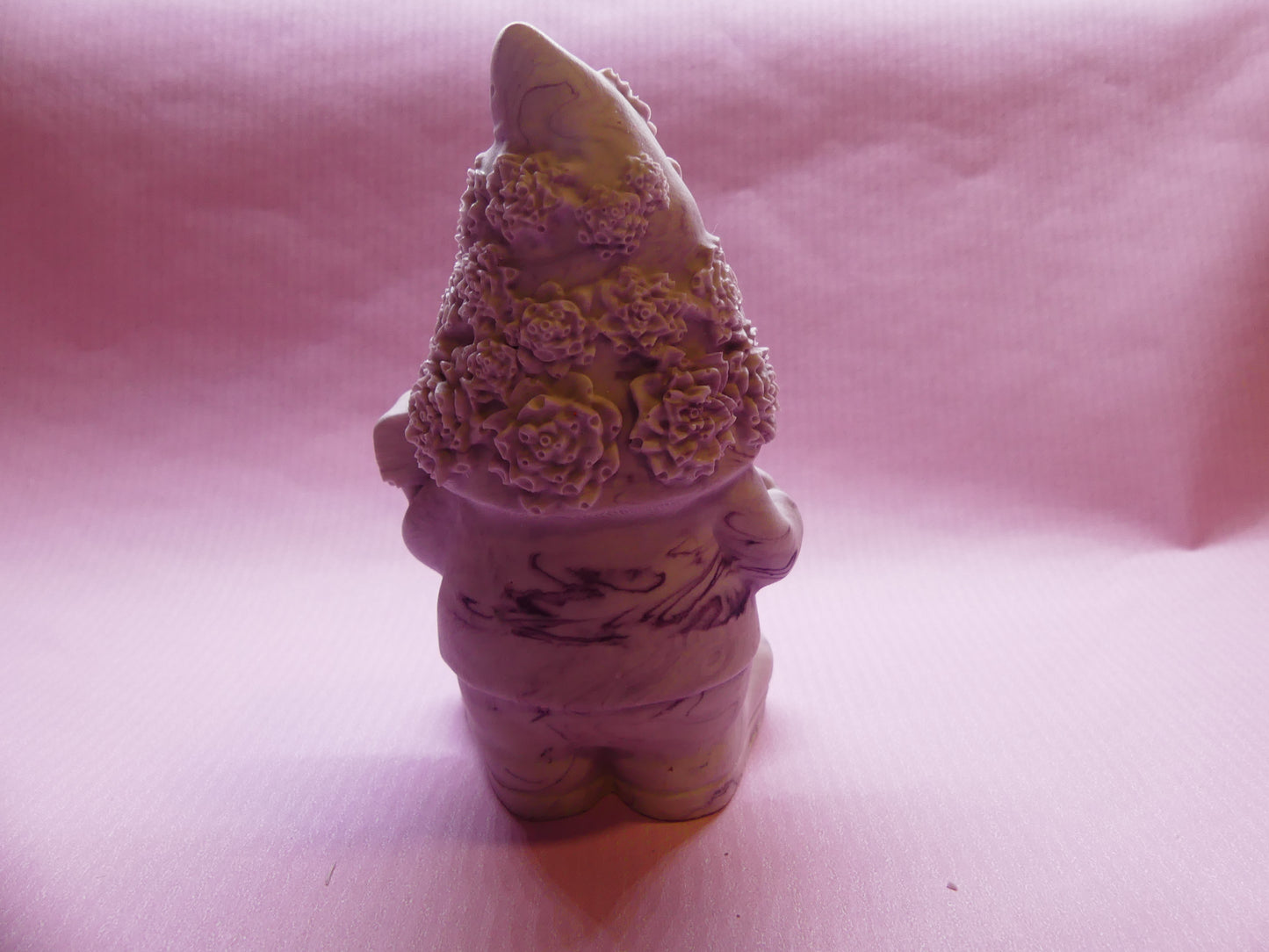 Gnome avec chapeau fleuri marbré violet