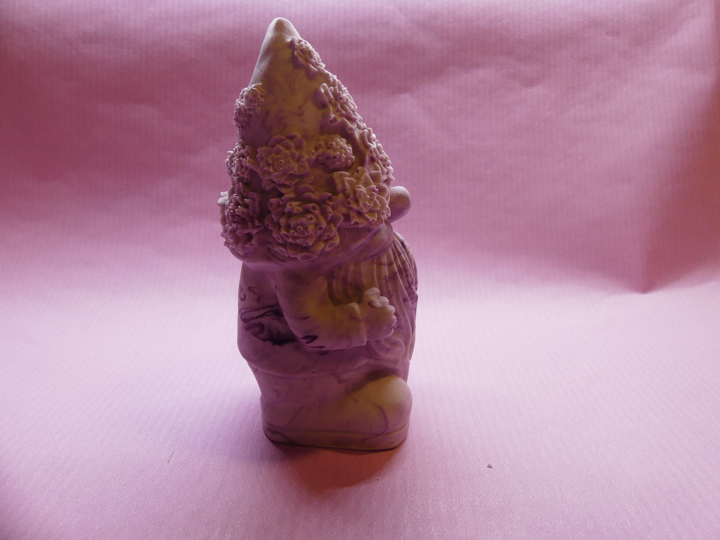 Gnome avec chapeau fleuri marbré violet