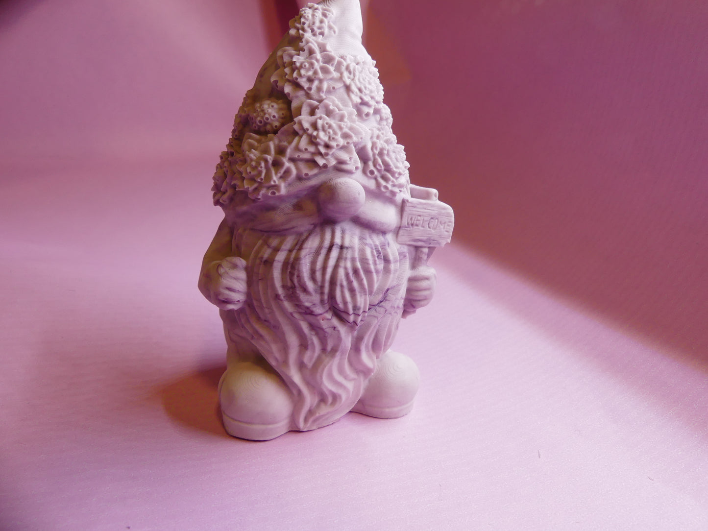 Gnome avec chapeau fleuri marbré violet