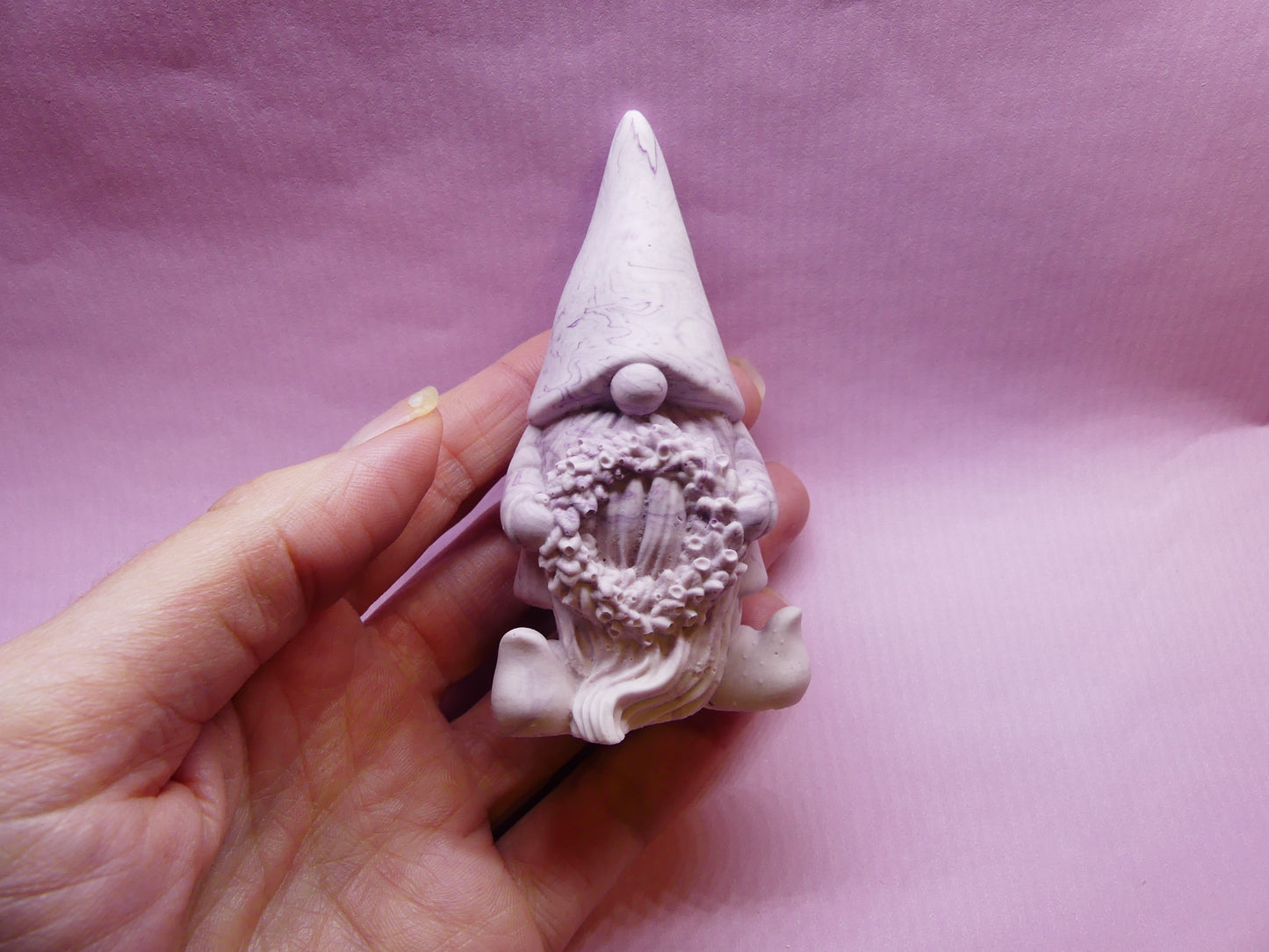 Gnome avec couronne de Noël marbré violet