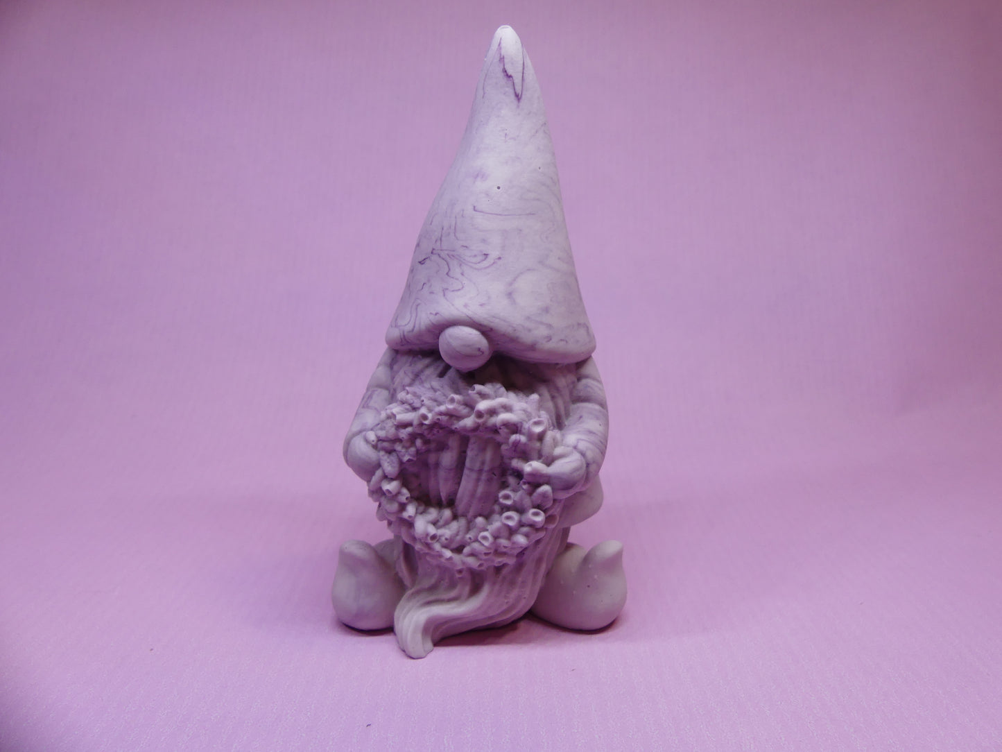 Gnome avec couronne de Noël marbré violet