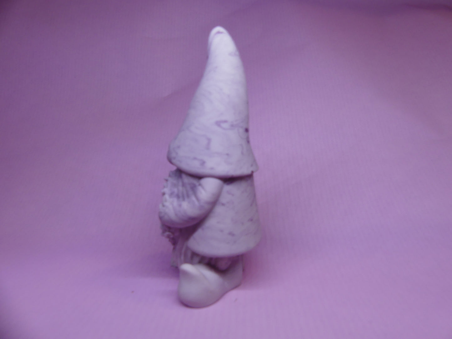 Gnome avec couronne de Noël marbré violet