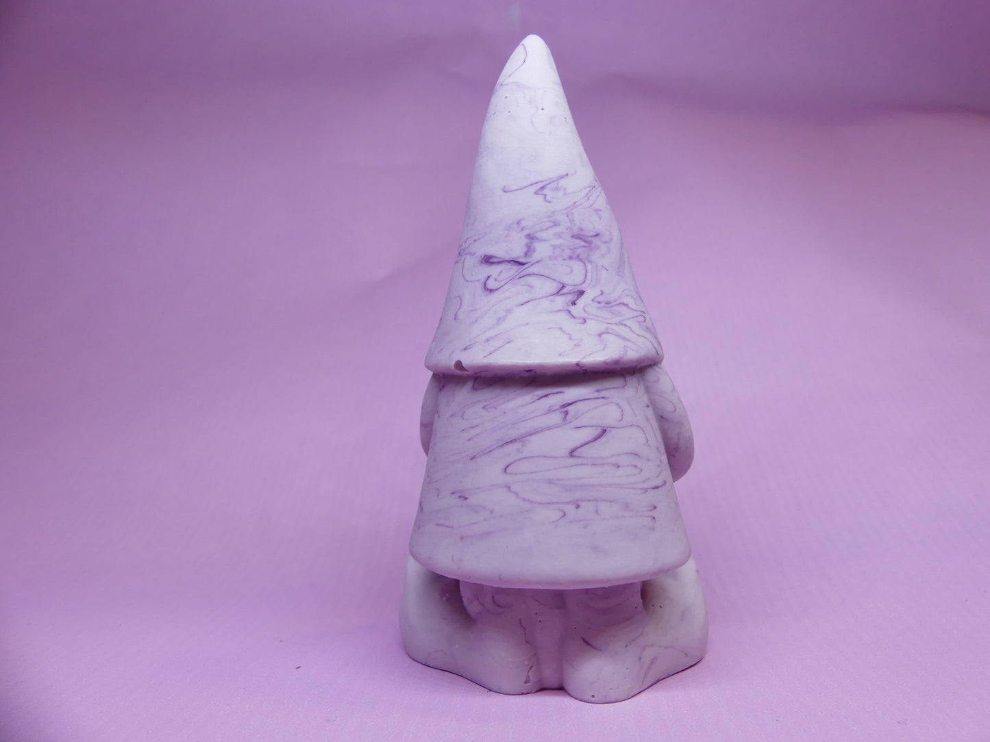 Gnome avec couronne de Noël marbré violet