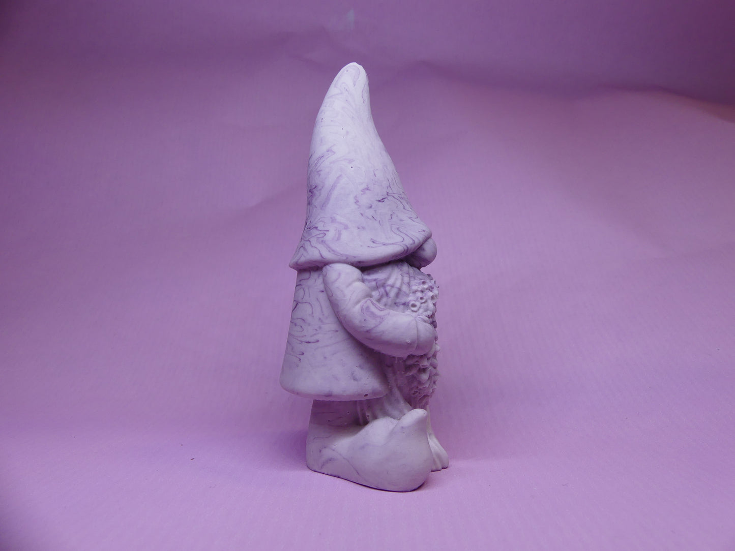 Gnome avec couronne de Noël marbré violet