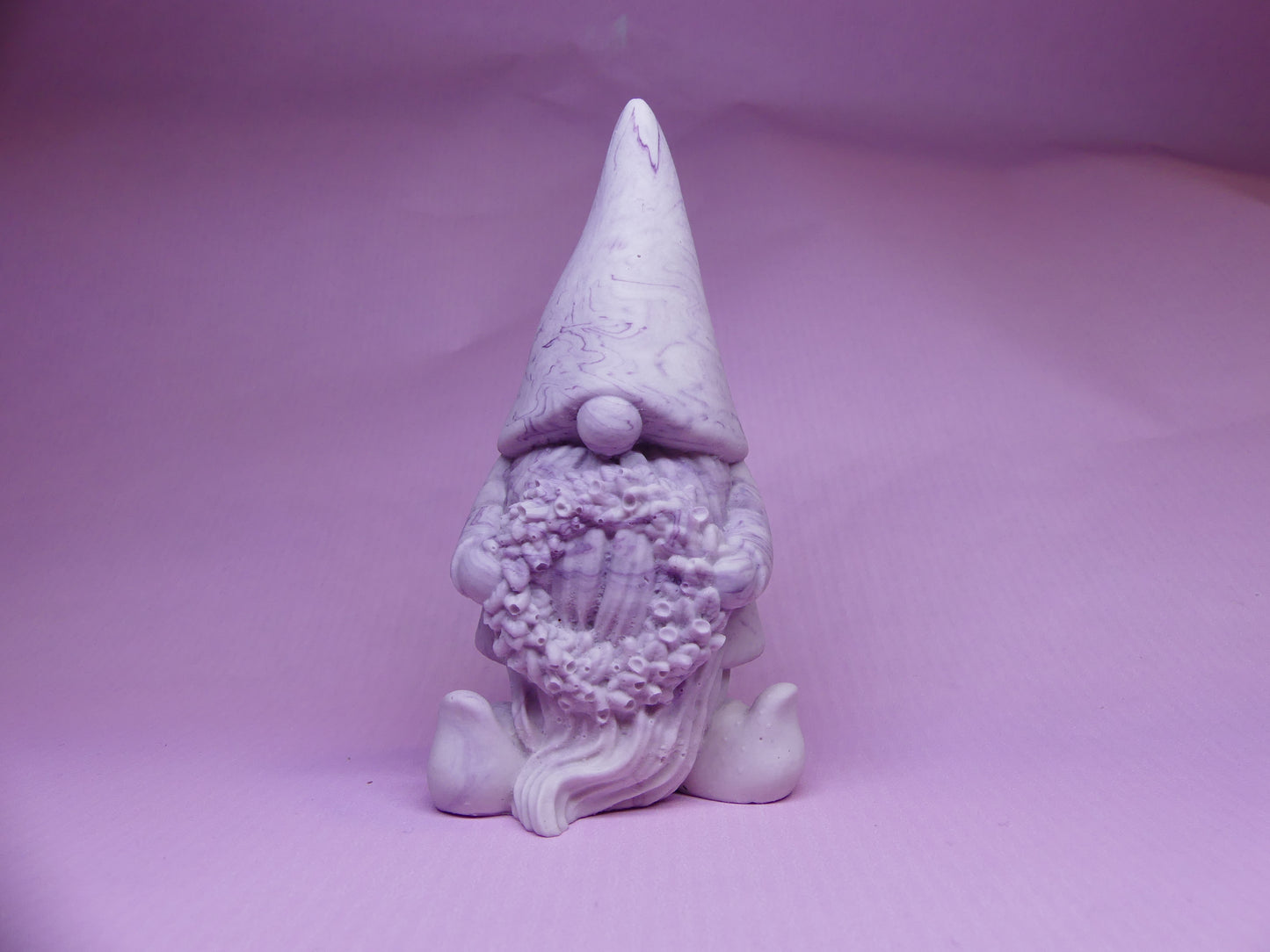 Gnome avec couronne de Noël marbré violet