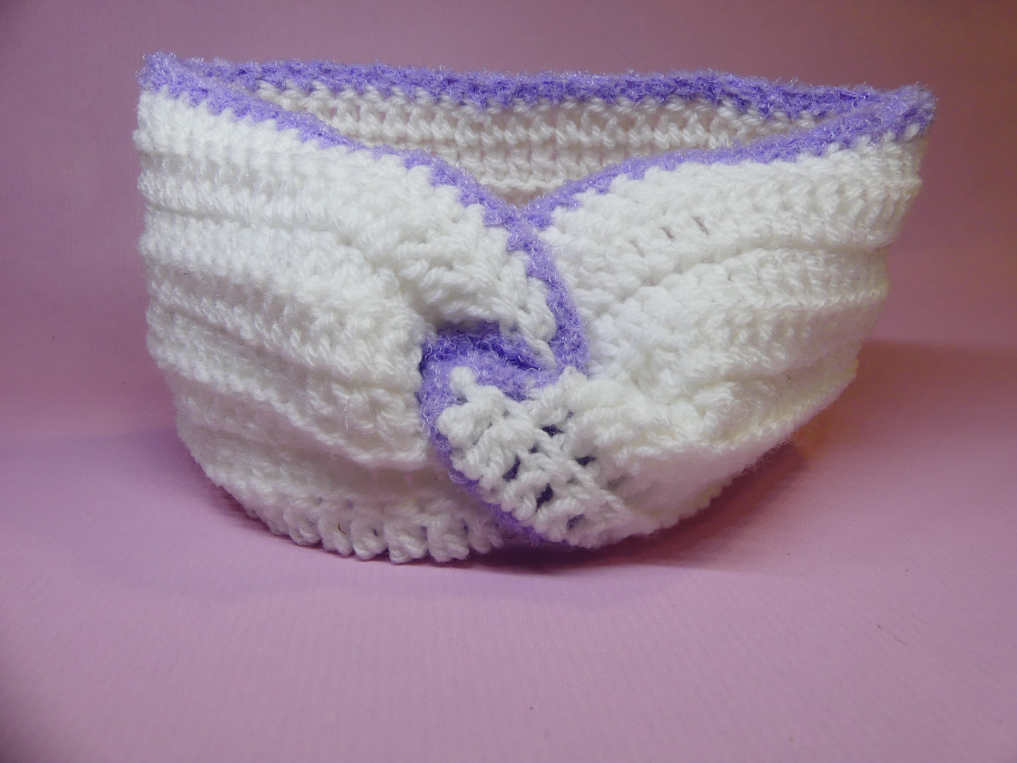 Bandeau cache-oreilles en crochet blanc, liseré violet