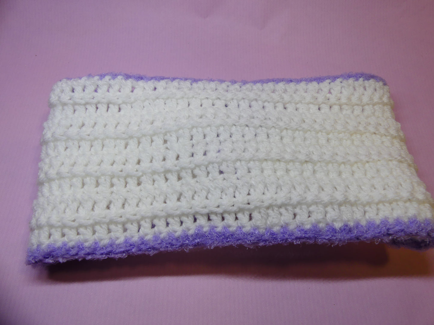 Bandeau cache-oreilles en crochet blanc, liseré violet