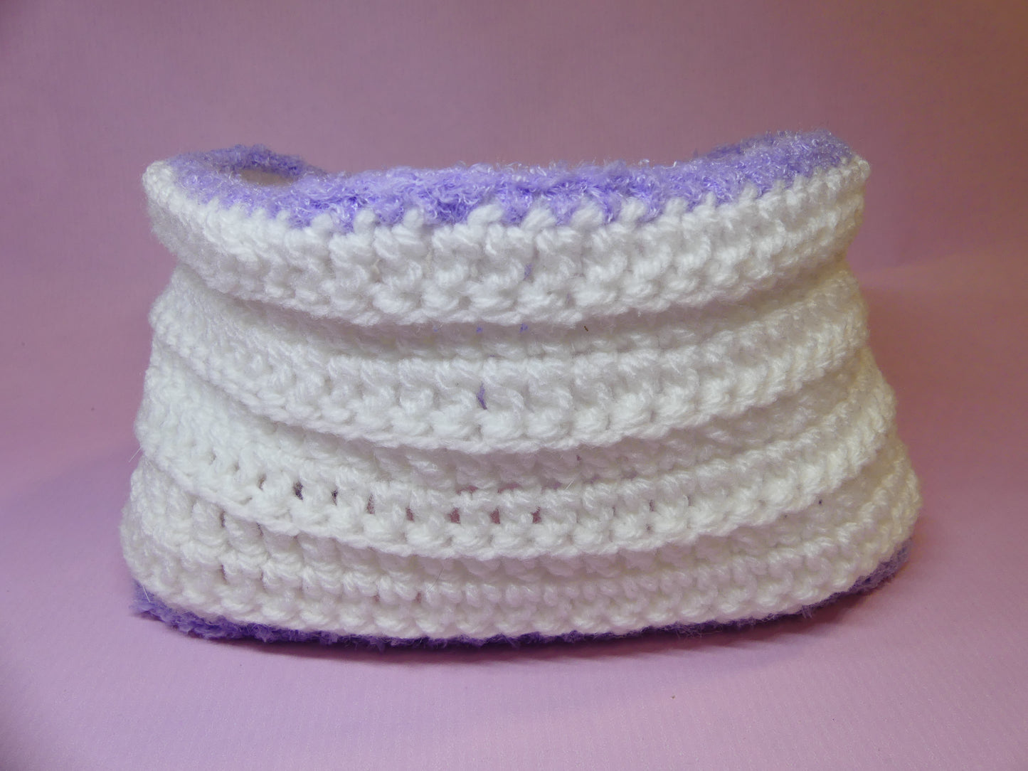 Bandeau cache-oreilles en crochet blanc, liseré violet