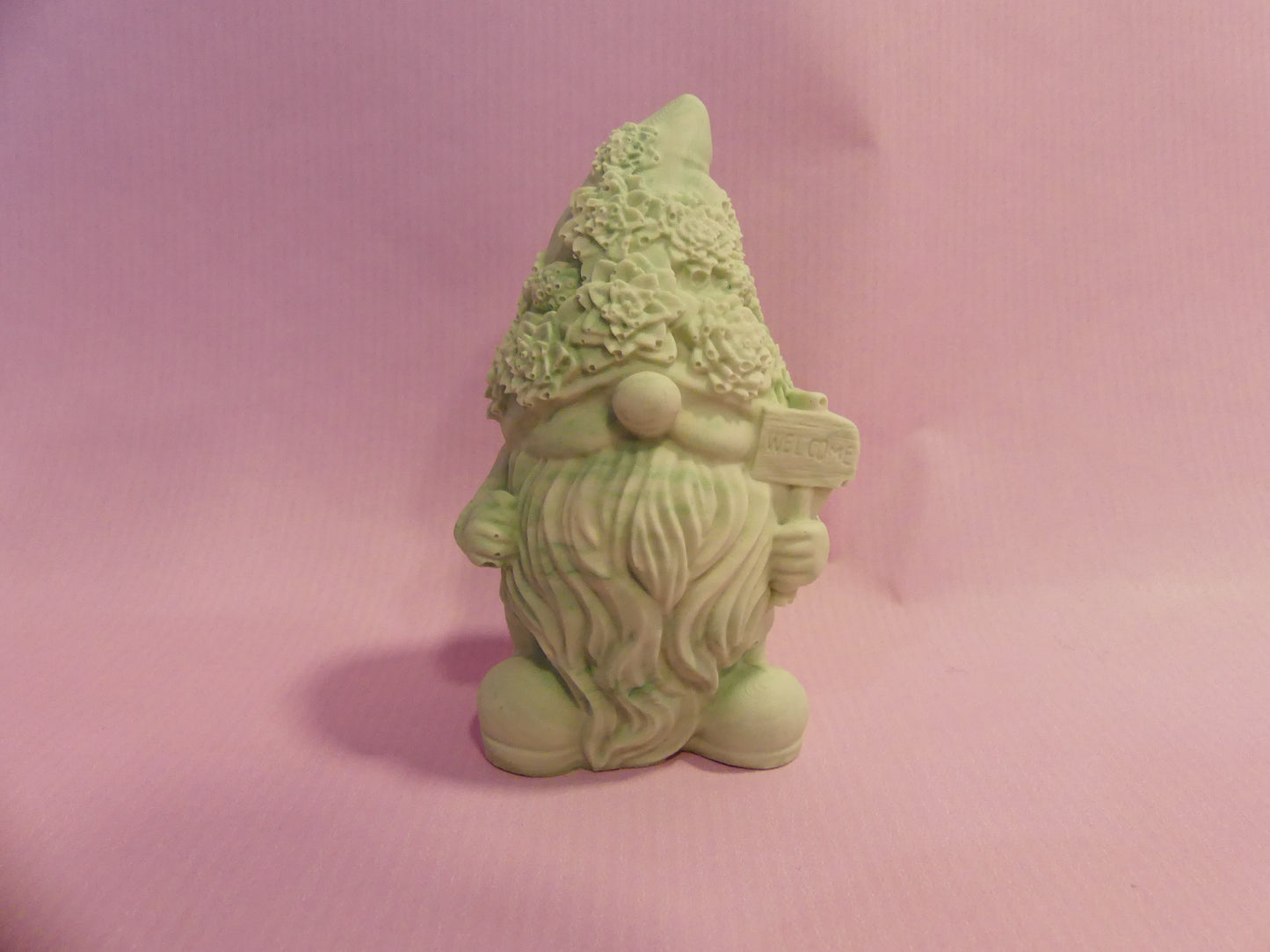 Gnome avec chapeau fleuri marbré vert