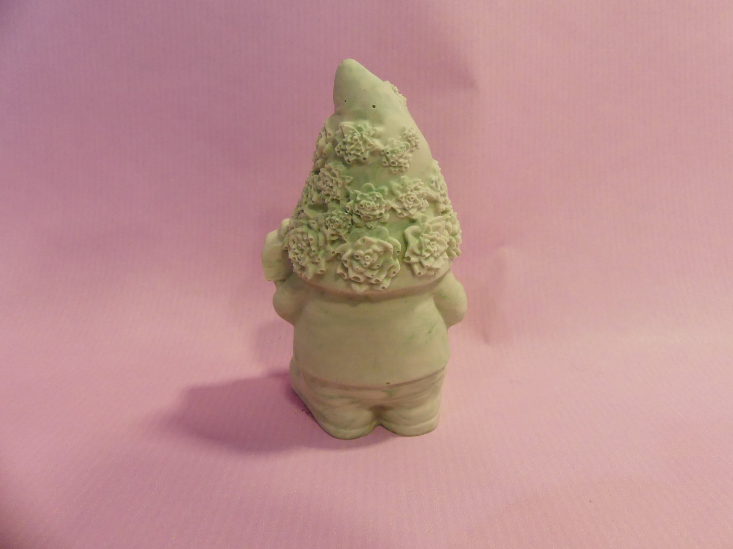 Gnome avec chapeau fleuri marbré vert