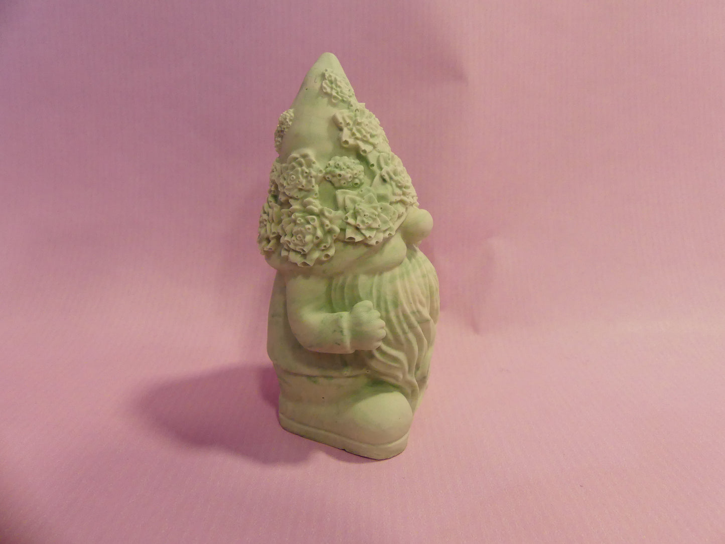 Gnome avec chapeau fleuri marbré vert